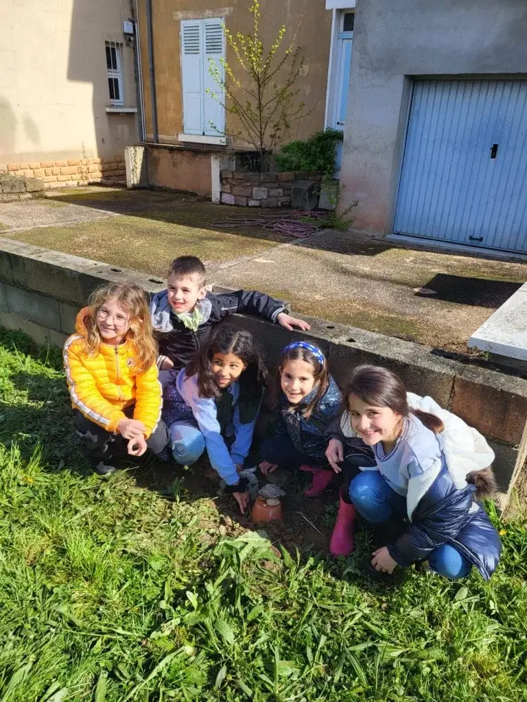 Plantation au potager avec les élèves
